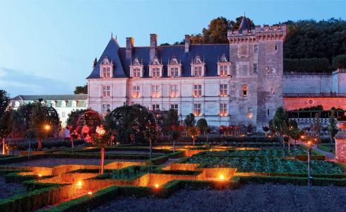 在卢瓦尔河，法国城堡的晚上灯