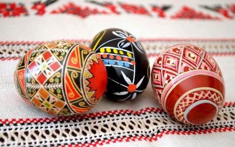 在桌上的三个复活节彩蛋