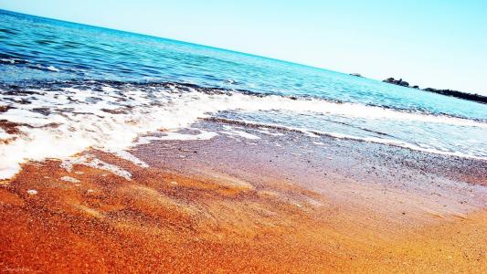 平静的蓝色大海和沙滩