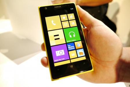 黄色新诺基亚Lumia 1020