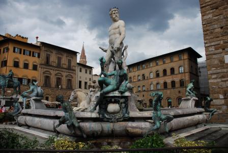 纪念碑在佛罗伦萨，意大利建筑物的背景中