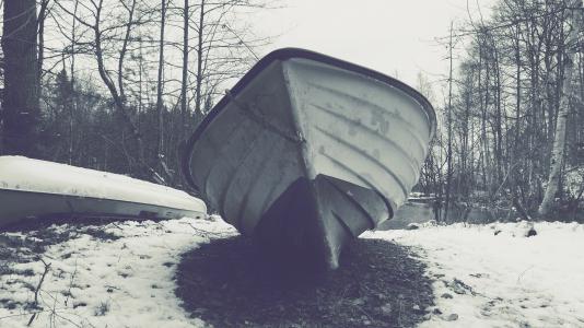 在冬天停车场的河船