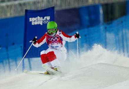 在奥运赛道上滑雪比赛的滑雪者在索契
