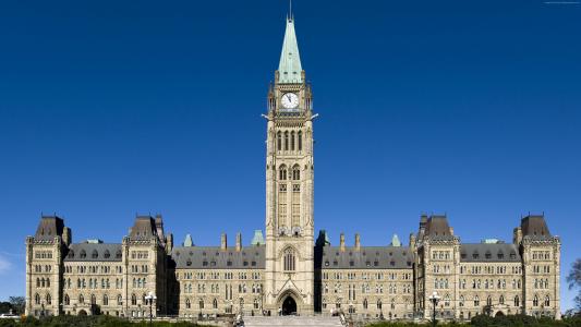 在蓝天下的一个古老议会大厦，加拿大