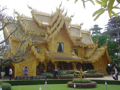 在清莱度假村，泰国的金寺庙
