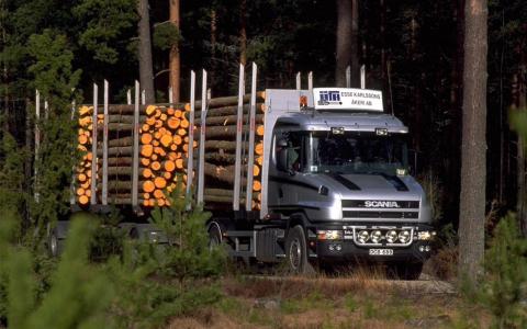 牵引车斯堪尼亚运载一个森林