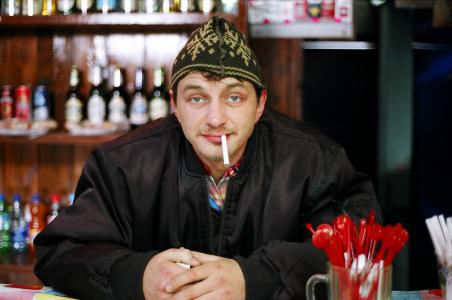 一支香烟的Marat Basharov