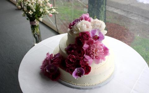 大婚礼蛋糕装饰着鲜花