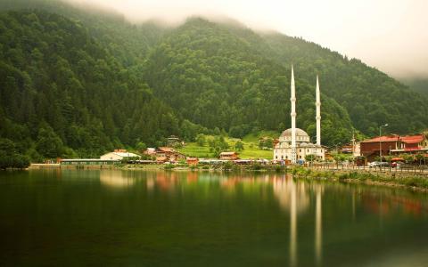 在土耳其，特拉布宗湖清真寺