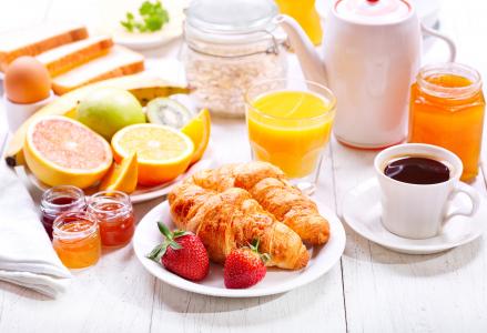 早餐用草莓，蜂蜜和柑橘的羊角面包