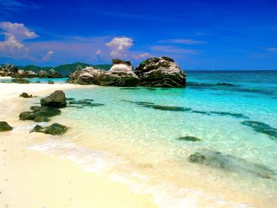 岩石在普吉岛，泰国的海岸上