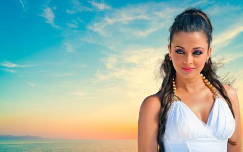 美丽的印度女演员艾西瓦娅雷反对蓝蓝的天空