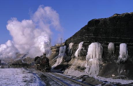 冰冻的瀑布和蒸汽机车