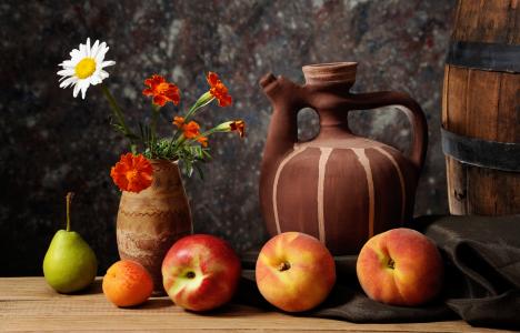 水果和花瓶与鲜花