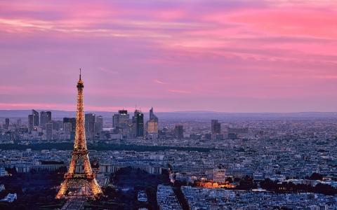 粉红色的日落在巴黎，法国