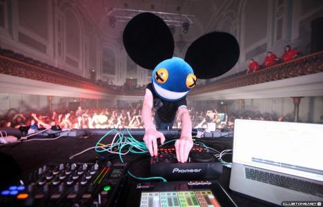DJ在米老鼠的帽子