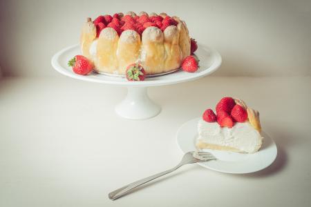 草莓和奶油的沙子蛋糕