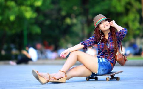 一个女孩正坐在滑板上