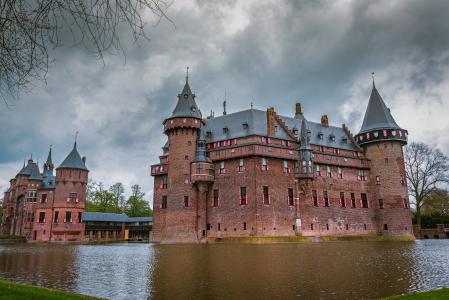 德哈尔，荷兰的城堡上空的多云的天空