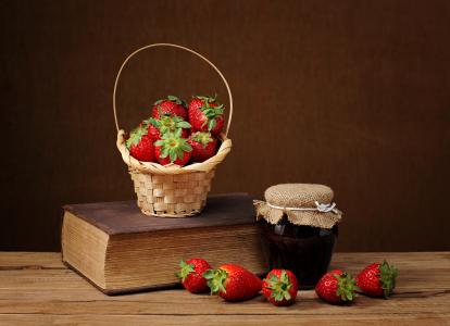 草莓酱，新鲜的草莓和一本书在桌子上