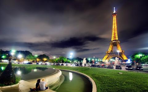 巴黎夜景中的一对不错的情侣