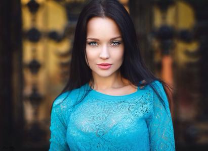 一件蓝色连衣裙的女孩安吉丽娜·彼得罗瓦