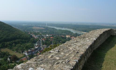 在奥地利海因堡市的城墙上欣赏风景