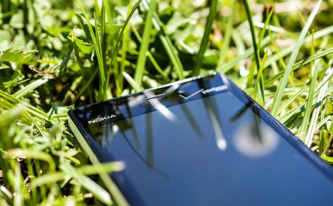 诺基亚Lumia 928在草地上