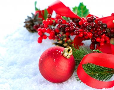 在雪上的红色圣诞树装饰品