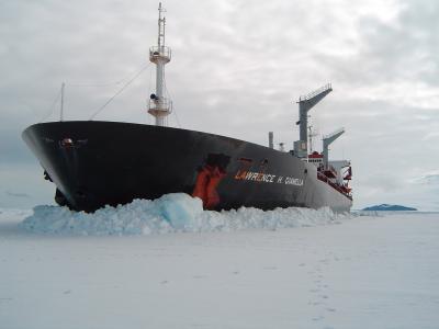 黑船被困在冰里