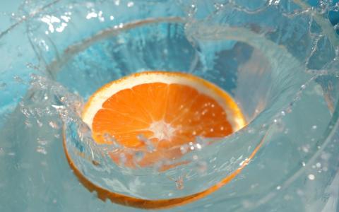 一碗橙子落入水中