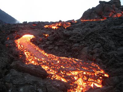 熔岩从火山流出