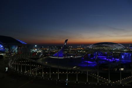 日落为背景的体育场在奥运开幕式在索契