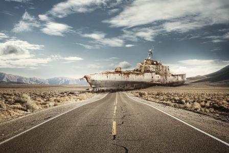 生锈的船在沙漠中堵塞了路