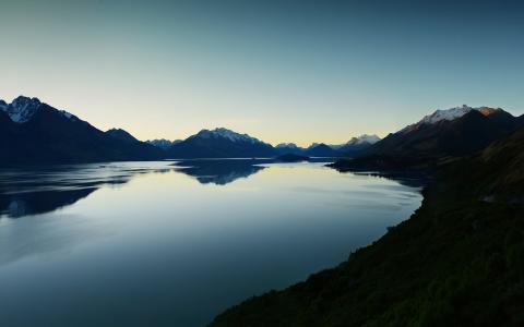 在日落之后，新西兰的瓦卡蒂普湖
