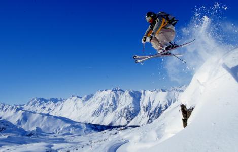 在奥地利伊施格尔滑雪胜地滑雪