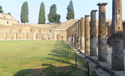 在庞贝古城，意大利的古代柱廊