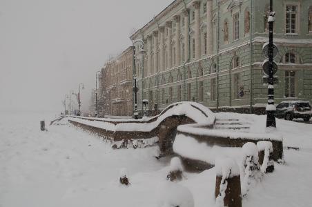 在河边的圣彼得堡下雪