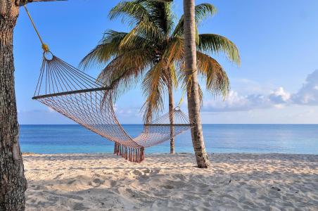 古巴Guardalavaca度假胜地海滩上的吊床