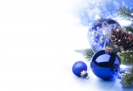 在圣诞树上的蓝色球