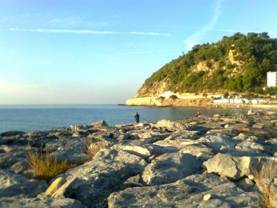 圣巴尔托洛梅奥阿尔马雷，意大利度假村的石质海滩