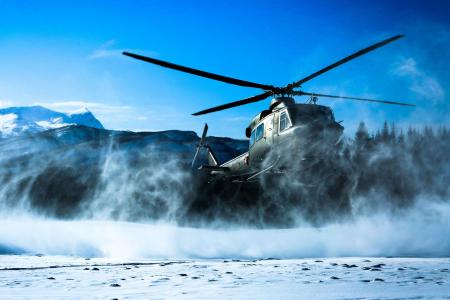 军用直升机坐在挪威的积雪上
