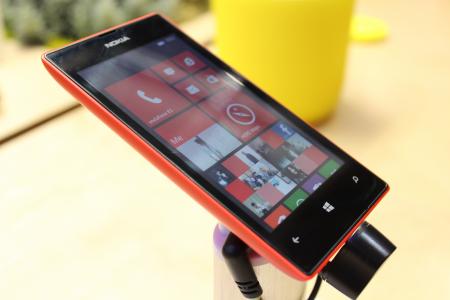 红色诺基亚Lumia 520在看台上