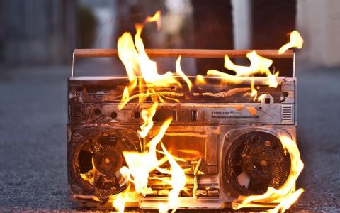 录音机燃烧着火