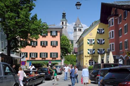 在基茨比厄尔，奥地利度假胜地的城市街道