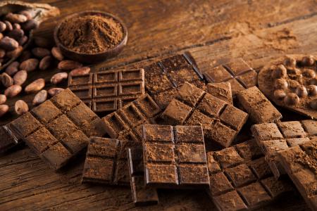 黑暗的巧克力在一张桌子上的可可豆的瓷砖