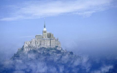 雾在法国诺曼底的城堡