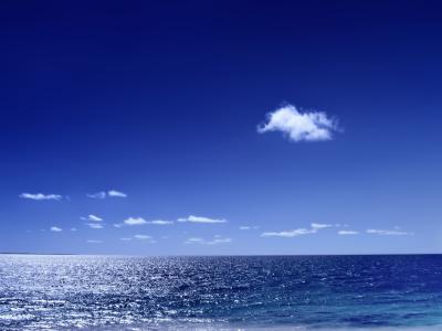 白云在蔚蓝的大海