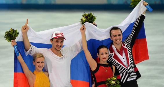 俄罗斯花样滑冰运动员费多尔·克里莫夫和斯捷博波娃在索契奥运会上