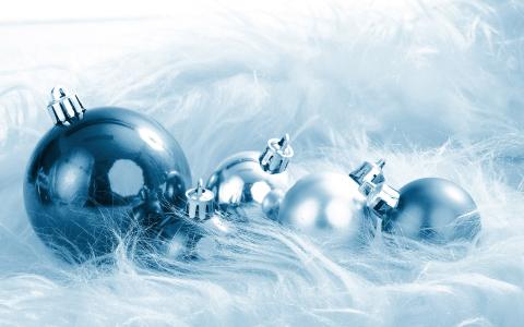 在圣诞树新年2011年的蓝色球